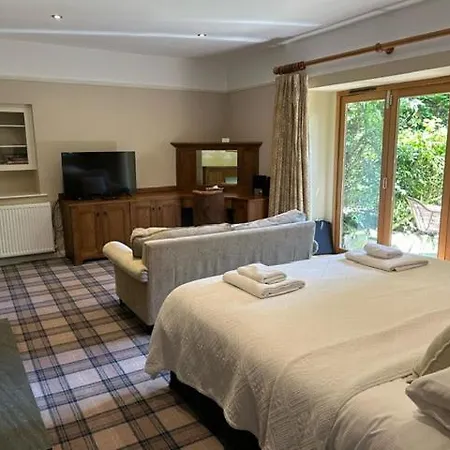 Yewfield Self Catering شقة